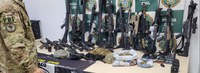 PRF intercepta comboio de milicianos e apreende arsenal de guerra no RJ