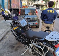 Carro furtado é recuperado no Centro do Rio