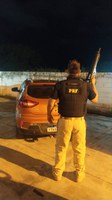 PRF intercepta veículo roubado e apreende armas na Dutra