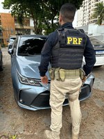 PRF recupera veículo roubado e apreende pequena quantidade de drogas em Campos dos Goytacazes/RJ