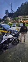 Em Petrópolis/RJ, PRF faz cerco e prende homem transportando drogas em moto clonada