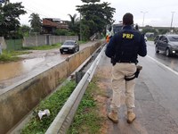 PRF promove apoio operacional à concessionária para colocação de barreiras físicas de concreto