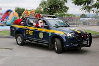 PRF realiza festa de Natal para crianças em Duque de Caxias