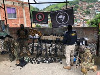 Operação conjunta entre PRF e PM na comunidade da Vila Cruzeiro apreende arsenal de guerra