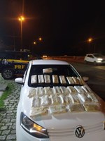 PRF prende motorista de aplicativo com 28kg de pasta base de cocaína em Casimiro de Abreu