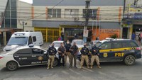PRF e polícia civil resgatam caminhoneiros feitos reféns em São Gonçalo