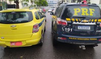 PRF intercepta táxi com placa adulterada no Rio de Janeiro