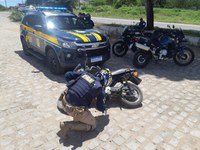 PRF cumpre dois mandados de prisão e recupera motocicleta adulterada no RN