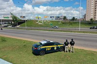 PRF recupera carro roubado e apreende adolescente em Natal/RN
