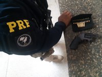 PRF prende homem por porte ilegal de arma de fogo durante comando de alcoolemia em Natal/RN