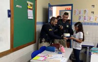 Menina de 10 anos recebe visita surpresa da PRF no seu aniversário em Mossoró/RN