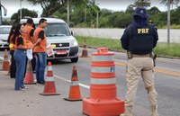 PRF e Prefeitura de Macaíba/RN realizam blitz educativa sobre a campanha Maio Laranja