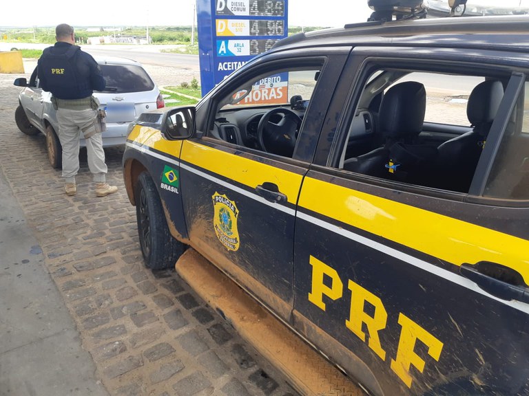 PRF prende quatro homens e recupera dois veículos nas últimas 24 horas no Rio Grande do Norte