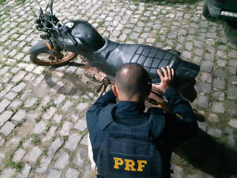 PRF recupera motocicleta roubada e prende um homem em Touros/RN