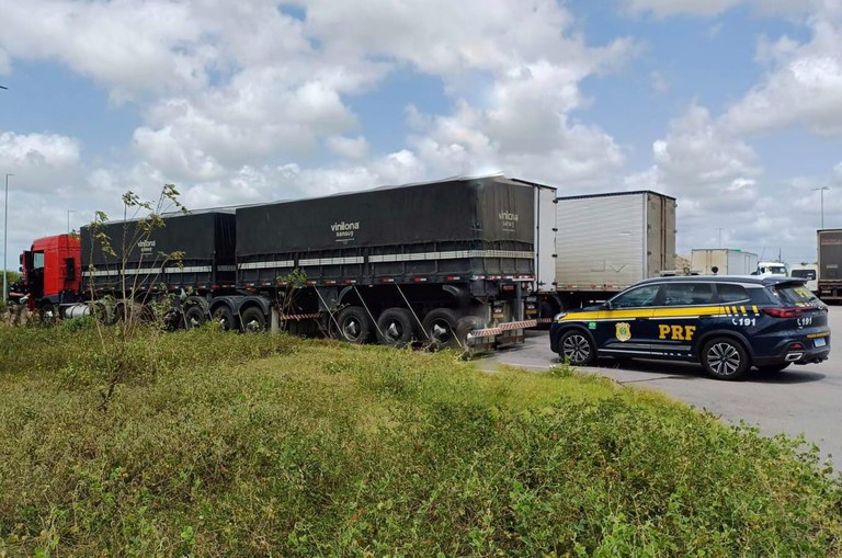 PRF e SEFAZ/RN apreendem carreta com quase 50 toneladas de excesso de peso em Baía Formosa/RN