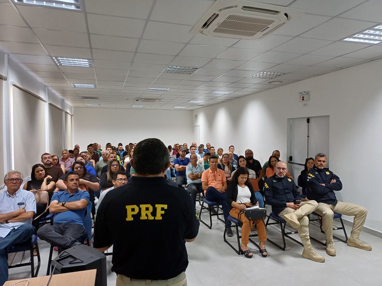 PRF realiza palestra sobre Fiscalização de Trânsito de Veículos de Transporte Escolar em Natal/RN