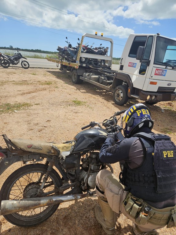 PRF prende quatro homens e recupera dois veículos no Rio Grande do Norte