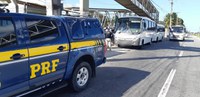 PRF flagra homem utilizando ônibus clandestino forjado de ônibus de linha regular