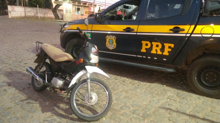 PRF recupera veículo roubado e apreende motocicleta adulterada na Grande Natal