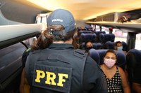 PRF realiza ação educativa no terminal rodoviário de Natal/RN