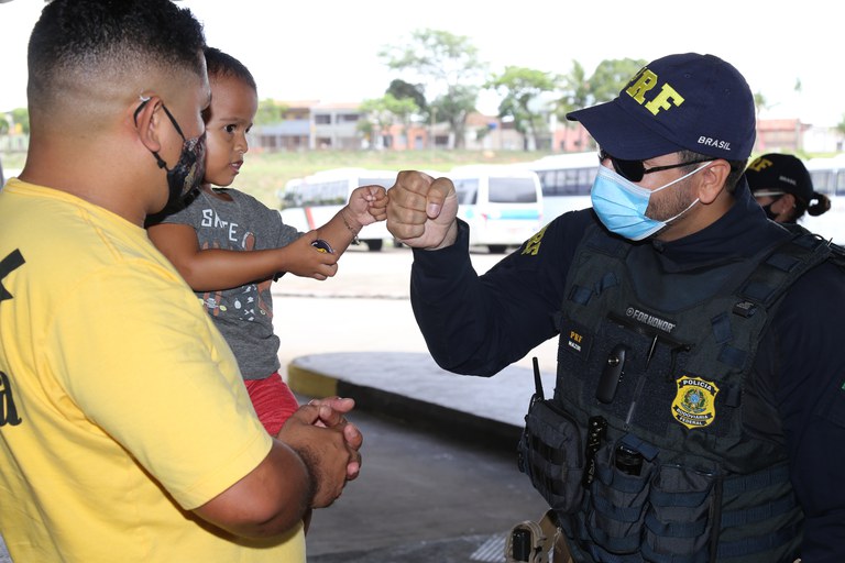 PRF realiza ação educativa no terminal rodoviário de Natal/RN