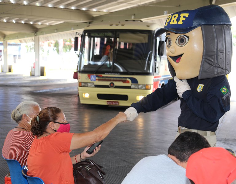 PRF realiza ação educativa no terminal rodoviário de Natal/RN