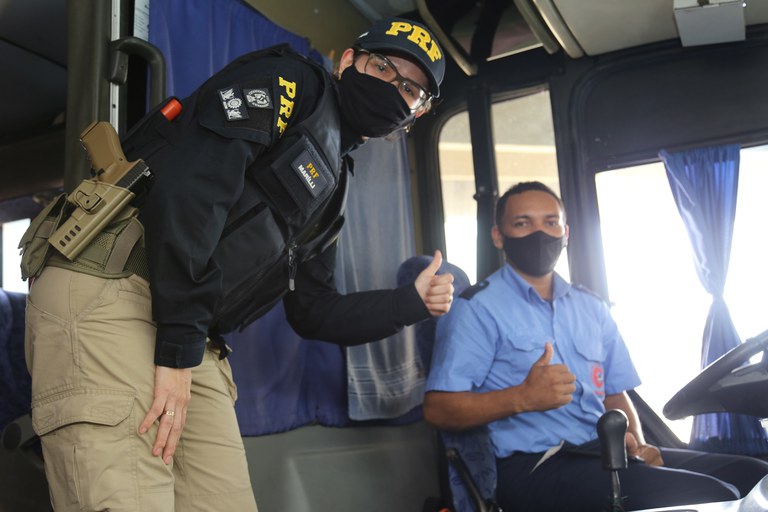 PRF realiza ação educativa no terminal rodoviário de Natal/RN