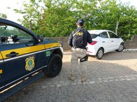 PRF recupera veículo roubado, apreende arma de fogo e prende um homem de 26 anos em Macaíba/RN