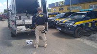 PRF apreende micro-ônibus carregado de cigarros contrabandeados em Natal/RN