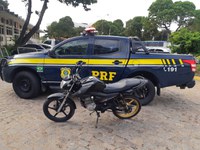 PRF recupera motocicleta roubada e detém adolescente em Macaíba/RN