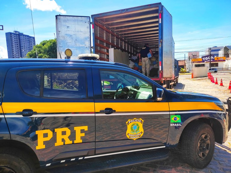 PRF/RN realiza segunda entrega da campanha de arrecadação em benefício das vítimas das enchentes em Pernambuco