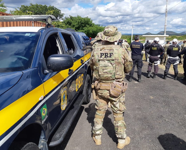 PRF realiza escolta presidencial durante visita à barragem de Oiticica, em Jurucutu, e ao município de Pau dos Ferros (RN)