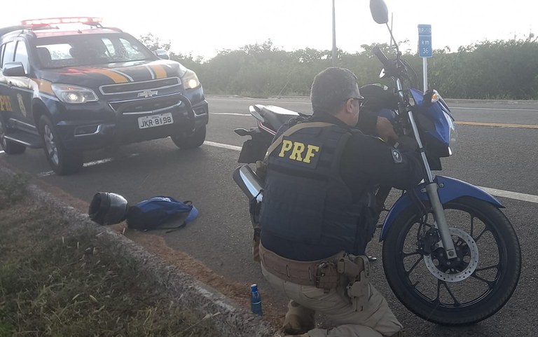 PRF recupera motocicleta roubada e prende homem por receptação em Mossoró/RN