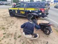 PRF prende em São Gonçalo do Amarante/RN homem com ciclomotor furtado