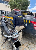 Dupla é presa pela PRF em Santa Cruz/RN portando duas armas de fogo e uma motocicleta roubada