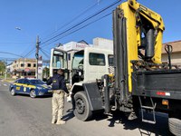 PRF impede furto de caminhão e prende dois criminosos em Canoas