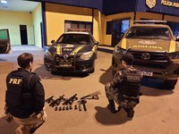 PRF e BM prendem casal com submetralhadora e pistolas escondidas em painel de carro