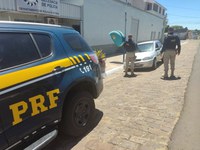 PRF prende casal de uruguaios com carro furtado em Quaraí/RS