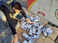 Policiais Rodoviários Federais apreendem carga de cigarros paraguaios avaliada em mais de um milhão e meio de reais