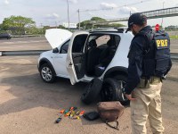 PRF prende casal com carro roubado após perseguição em Canoas/RS