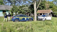 PRF prende quatro homens e recupera veículo roubado