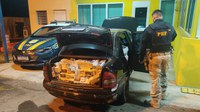 PRF apreende dois carros carregados de cigarros paraguaios em Santa Maria
