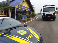 PRF prende motorista de caminhão dirigindo com carteira de habilitação falsa em Bento Gonçalves