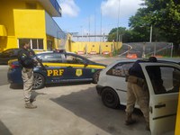PRF recupera carro furtado e prende dois criminosos em Canoas