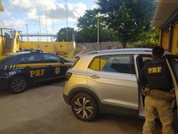 PRF recupera carro roubado que estava sendo vendido em Porto Alegre