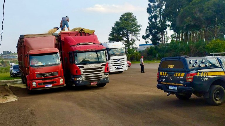 PRF de Rio do Sul Flagra caminhão arqueado com excesso de peso