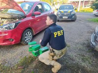 PRF prende traficante em Charqueadas/RS com carga milionária de cocaína em carro roubado