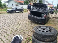 PRF flagra dupla depenando um carro furtado em Caxias do Sul
