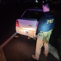 PRF prende homem que dirigia carro com placas adulteradas com fita isolante