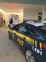 PRF escolta ambulância para paciente recém-nascido chegar a Hospital de Porto Alegre/RS